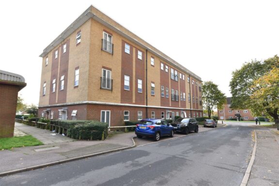 Bedwell Crescent Image